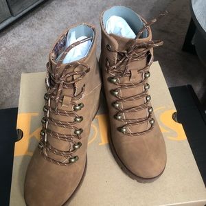 Brand new Korks heeled Erica boots. Size 8. Tan color. 2.5” heel.